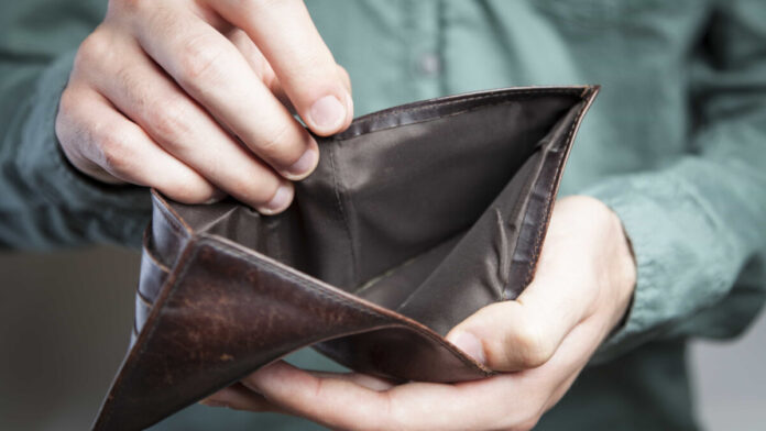 Нет денег. Нищета. Пустое портмоне Бедность