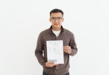 Курьерская доставка доступна в ЦОНах Шымкента Сотрудник ЦОНа