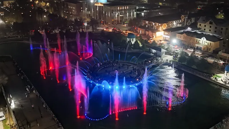 Музыка, свет и пламя: в Шымкенте появился уникальный фонтан