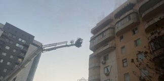 В центре Шымкента загорелась квартира, потребовалась эвакуация