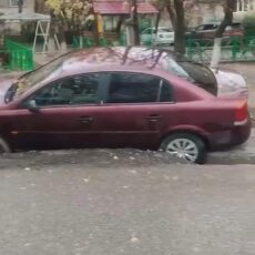 В Шымкенте провалилось дорожное полотно. Повреждены машины