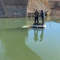 Автомобиль с пассажирами слетел в воду в Туркестанской области