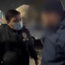 Полицейский пытался сбежать при задержании — видео появилось в сети