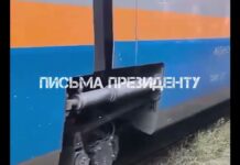 Автомобиль наехал на пассажирский поезд