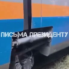 Автомобиль наехал на пассажирский поезд