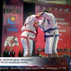 Лучшие борцы страны продолжают борьбу во второй день чемпионата в Шымкенте