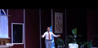 Лечат смехом: в театре прошла премьера «Клинического случая»