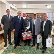 С почтением к памяти Героя Казахстанская делегация в посольстве России в Казахстане