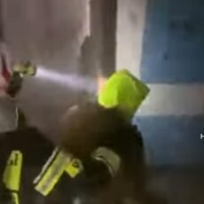 Спасатели в Шымкенте выносят детей из горящей квартиры (видео)