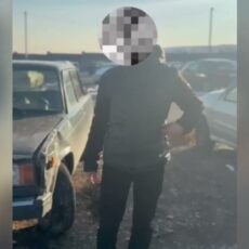 Мужчина на автомобиле снёс новогоднюю ёлку в Туркестанской области