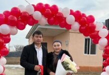 Семьям с тройняшками вручили ключи от новых квартир в Туркестанской области