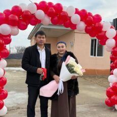 Семьям с тройняшками вручили ключи от новых квартир в Туркестанской области