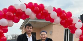 Семьям с тройняшками вручили ключи от новых квартир в Туркестанской области