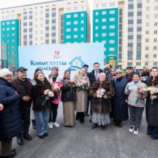 Аким Шымкента вручил ключи от квартир еще 23 семьям