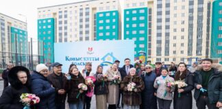 Аким Шымкента вручил ключи от квартир еще 23 семьям