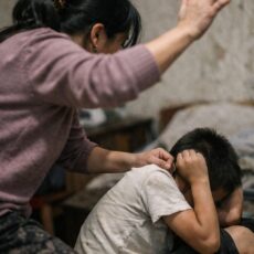 Родная мать в Шымкенте систематически избивала детей — полиция возбудила дело