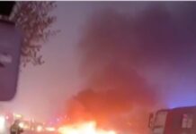 В центре Шымкента автомобиль горел синим пламенем (видео)