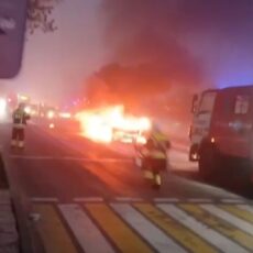 В центре Шымкента автомобиль горел синим пламенем (видео)
