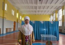 Жители Шымкента пришли на референдум в национальной одежде