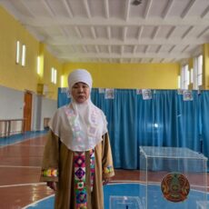 Жители Шымкента пришли на референдум в национальной одежде