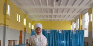 Жители Шымкента пришли на референдум в национальной одежде