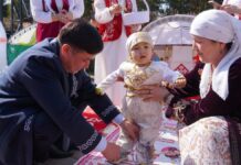 В Туркестанской области 50 детям одновременно провели традиционный обряд тұсаукесер
