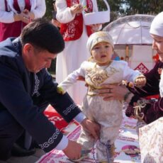 В Туркестанской области 50 детям одновременно провели традиционный обряд тұсаукесер