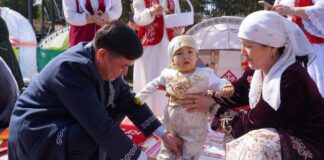 В Туркестанской области 50 детям одновременно провели традиционный обряд тұсаукесер