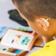 Дети с нарушениями слуха осваивают речь благодаря индивидуальным курсам реабилитации