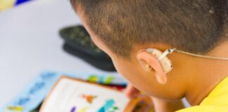 Дети с нарушениями слуха осваивают речь благодаря индивидуальным курсам реабилитации