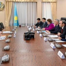 Вице-премьер Казахстана провёл встречу с представителем ЕЭК