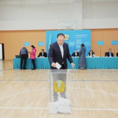 Министр транспорта Нурлан Сауранбаев принял участие в референдуме