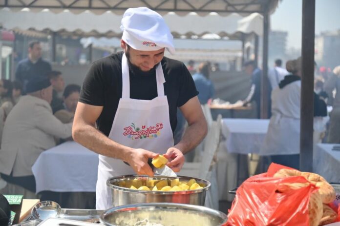 Повар готовит национальное казахское блюдо