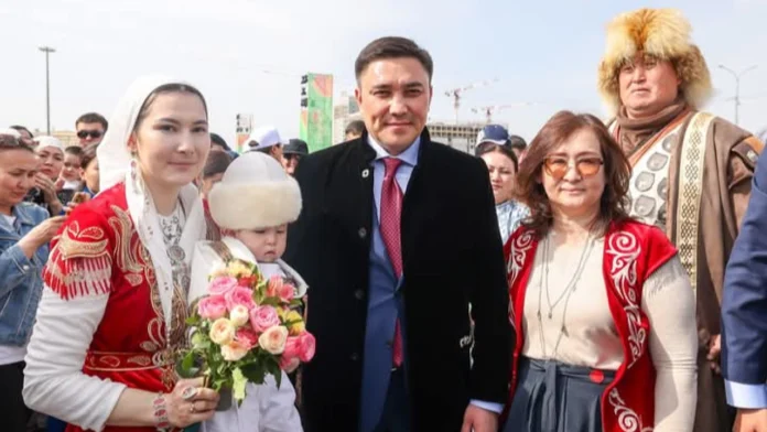 Аким Шымкента Габит Сыздыкбеков на празднике Наурыз
