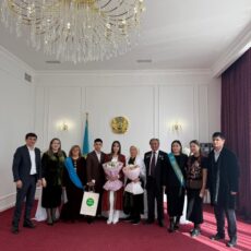 Молодожёнов благословили супруги с 50-летним стажем