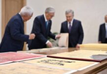 Президент Узбекистана передал президенту Казахстана ряд исторических документов
