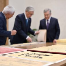 Президент Узбекистана передал президенту Казахстана ряд исторических документов