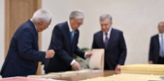 Президент Узбекистана передал президенту Казахстана ряд исторических документов