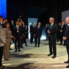 Президенты Казахстана и Узбекистана посетили хакатон по искусственному интеллекту