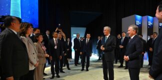 Президенты Казахстана и Узбекистана посетили хакатон по искусственному интеллекту