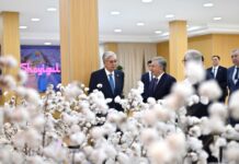 От сырья до готовой продукции: Токаев и Мирзиёев посетили текстильное производство MERGANTEKS