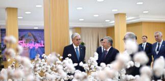 От сырья до готовой продукции: Токаев и Мирзиёев посетили текстильное производство MERGANTEKS