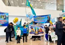 Чемпионов мира по шахматам торжественно встретили в аэропорту Шымкента