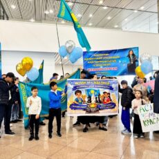 Чемпионов мира по шахматам торжественно встретили в аэропорту Шымкента