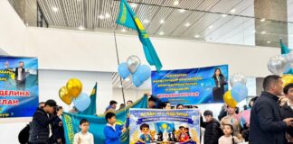 Чемпионов мира по шахматам торжественно встретили в аэропорту Шымкента