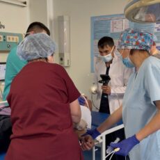 Врачи в Шымкенте спасли мужчину, подавившегося конфетой