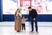 В Шымкенте очередникам вручили ключи от новых квартир