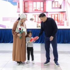 В Шымкенте очередникам вручили ключи от новых квартир