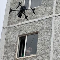 Дроны с громкоговорителями предупредили жителей о безопасности детей