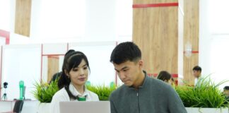 В ЦОНе Шымкента обучают цифровой грамотности граждан